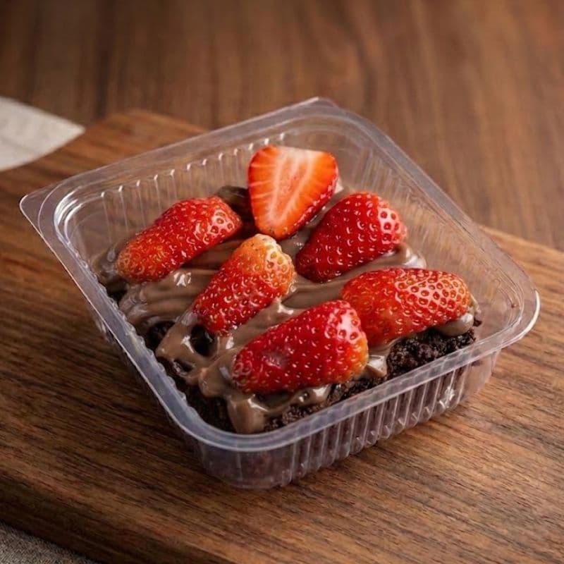 Brownie de pote com morango e brigadeiro